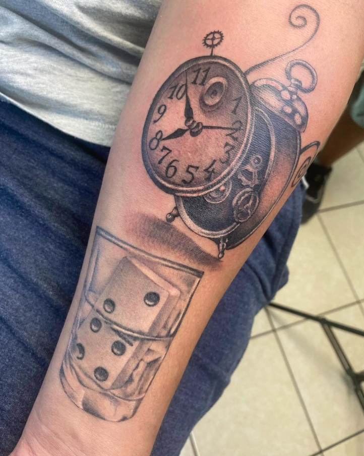 Detaljeret ur-tatovering — eksempel på Funky Pain Tattoos håndværk